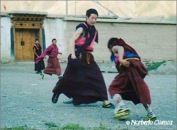 009_china2002_xiahe_futboleros_jugando