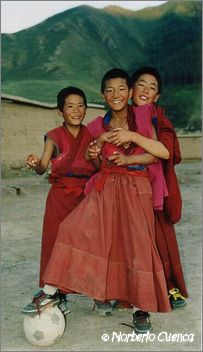 010_china2002_xiahe_futboleros_posando