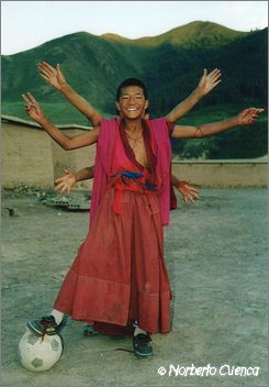 011_china2002_xiahe_futboleros_posando2