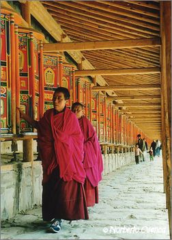 015_china2002_xiahe_peregrinos_ruedas
