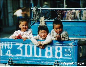 020_china2002_xiahe_ninos_remolque