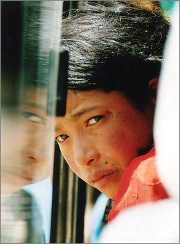 021_china2002_xiahe_langmusi_nina_bus