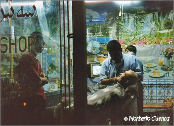 053_china2002_kashgar_barberos_noche