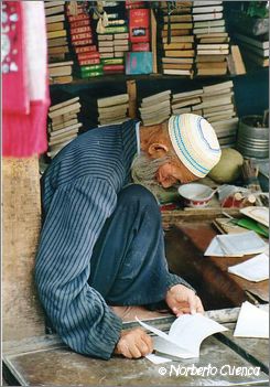 056_china2002_kashgar_viejo_librero