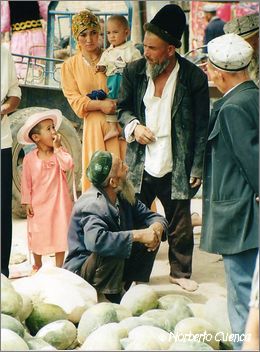 059_china2002_kashgar_vendiendo_melones