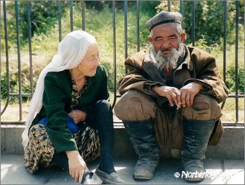 063_china2002_kashgar_pareja_viejos_al_sol