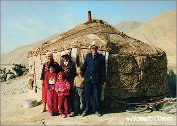 071_china2002_lago_karakul_familia