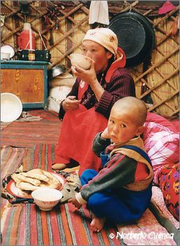 073_china2002_lago_karakul_desayuno