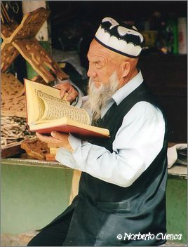 081_china2002_yarkanda_leyendo_coran