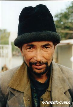 083_china2002_yarkanda_mendigo