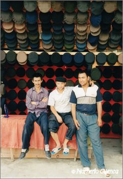 085_china2002_yarkanda_sombreros