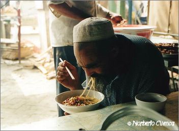 086_china2002_yarkanda_sorbiendo_mian