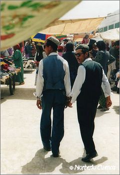 090_china2002_hotan_mercado_de_la_mano