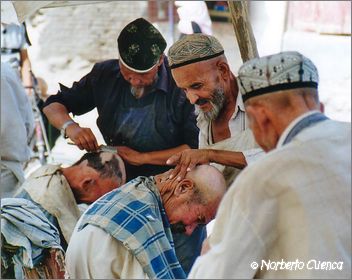 091_china2002_hotan_mercado_barbero1