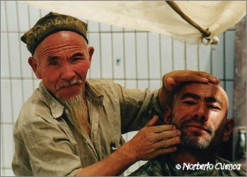 092_china2002_hotan_mercado_barbero2