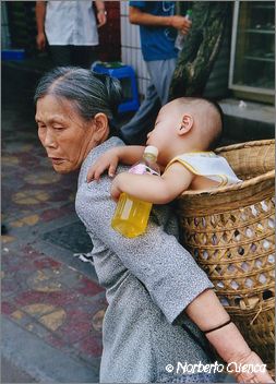 110a_china2002_chongqing_nieto_abuela